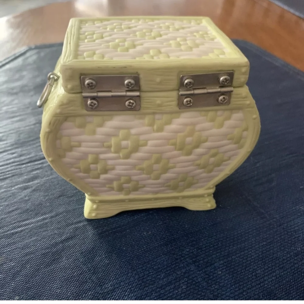 Annabell's Simple Pleasures Cozy Country Kitties Mary Ann Lasher Music Box